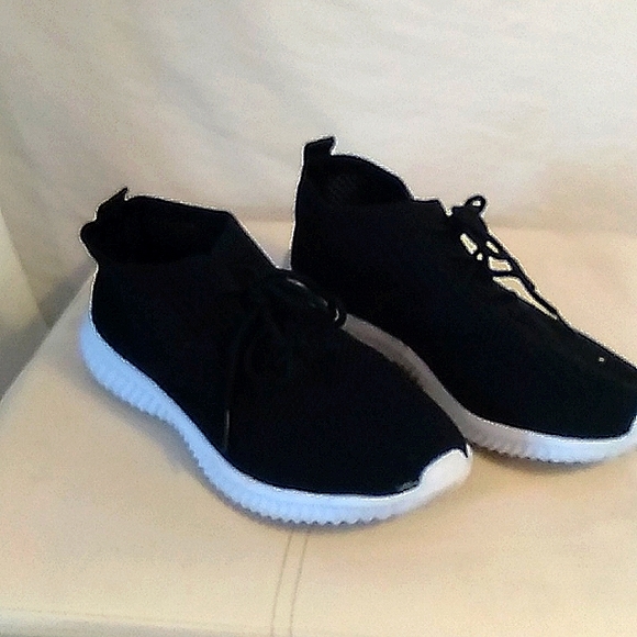 2 pairs of women's sz 39 open weave tennis shoes. One gray, one black - Picture 3 of 4